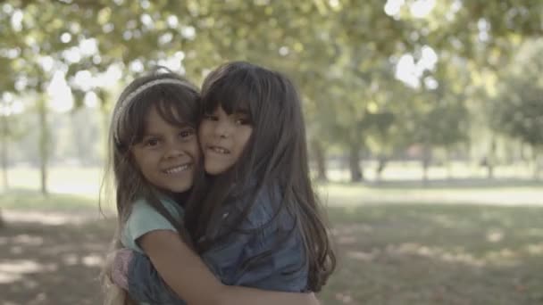 Aranyos latin lányok ölelkeznek és mosolyognak. - Felvétel, videó