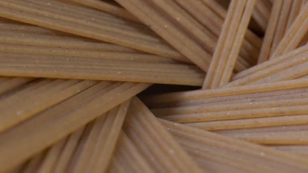 Nahaufnahme von Buchweizen-Fusilli-Pasta. Langsame Rotation aus nächster Nähe - Filmmaterial, Video
