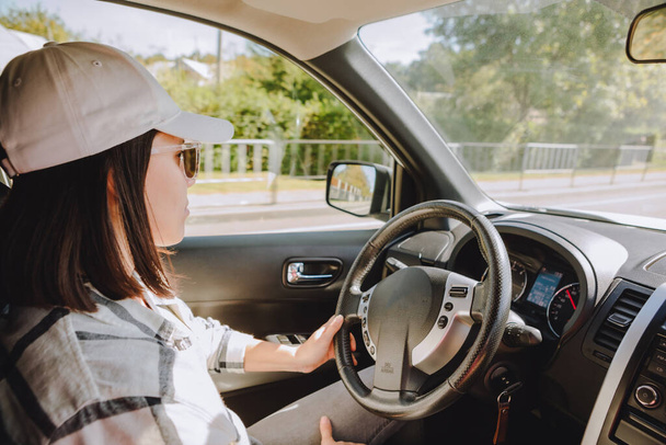 jeune jolie chauffeur femme assise dans la vue de la voiture de l'intérieur - Photo, image