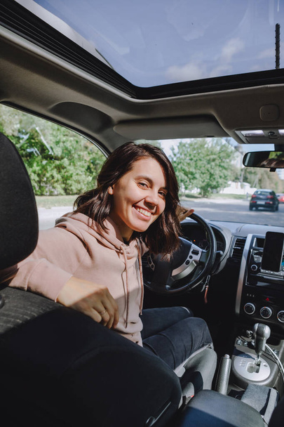 mladý pěkný řidič žena sedí v autě pohled zevnitř - Fotografie, Obrázek
