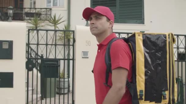 mensajero masculino con mochila térmica entrega de alimentos - Metraje, vídeo