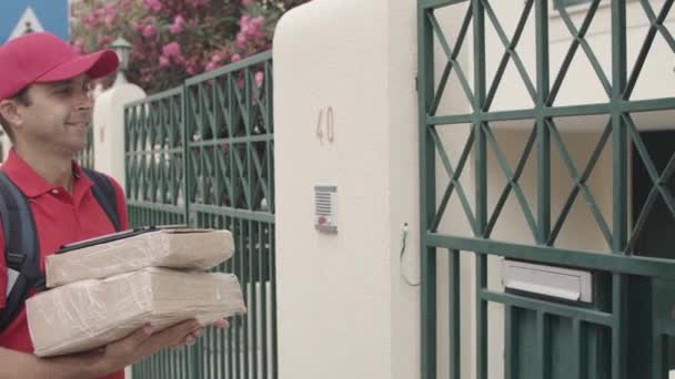 Kurier przynoszący paczki do drzwi klientów - Materiał filmowy, wideo