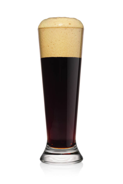 Vaso de cerveza negra robusta aislado sobre un fondo blanco. - Foto, imagen
