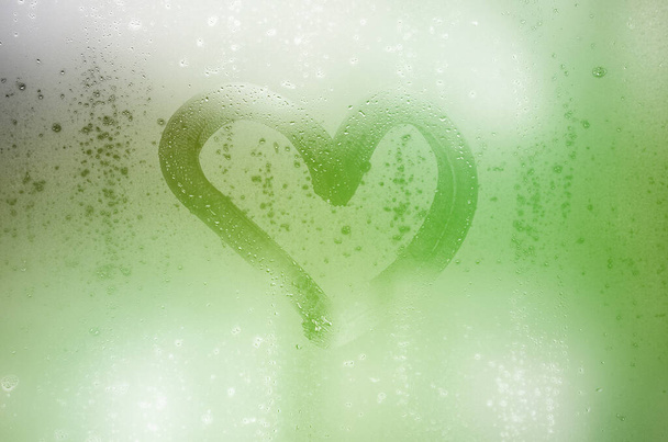 Le cœur est peint sur le verre brumeux en hiver - Photo, image