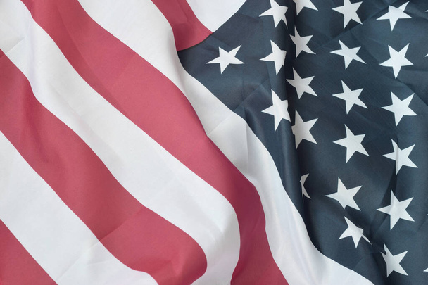 Соединенные Штаты Америки размахивают флагом со многими складками. Патриотический фон для дизайна Дня памяти США - Фото, изображение