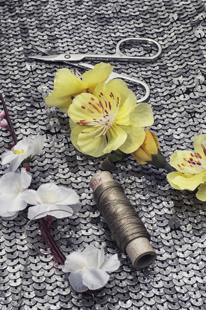 Composition with sewing tools and floral decorations - Photo, Image