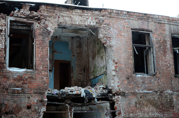 Donetsk bölgesindeki askeri operasyonlardan sonra terk edilmiş iki katlı bir binanın parçası. - Fotoğraf, Görsel