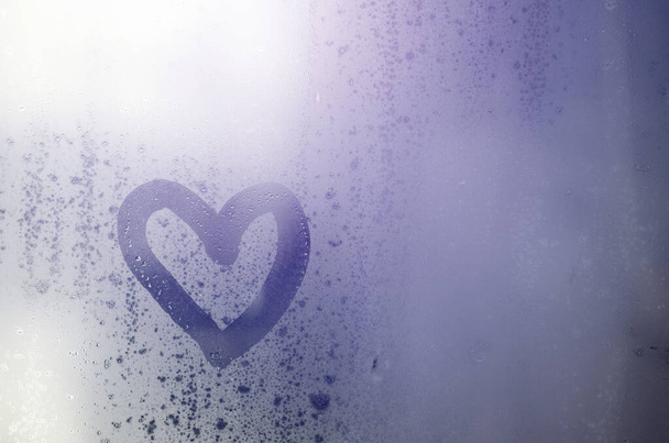 Sydän on maalattu sumutettuun lasiin talvella - Valokuva, kuva