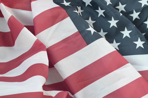 Estados Unidos de América ondeando bandera con muchos pliegues. Fondo patriótico para el diseño del Día de los Caídos - Foto, imagen