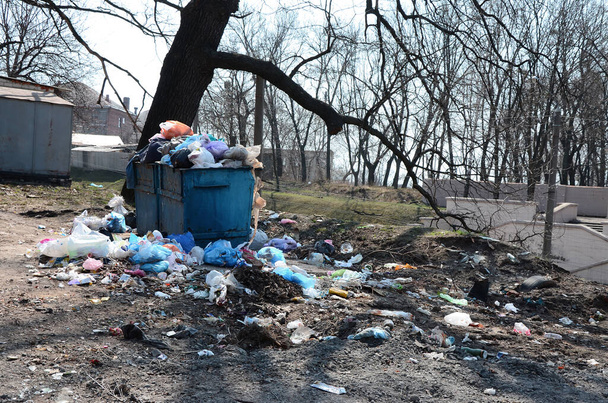 Der Mülleimer ist voll mit Müll und Abfall. Frühzeitige Beseitigung von Müll in besiedelten Gebieten - Foto, Bild