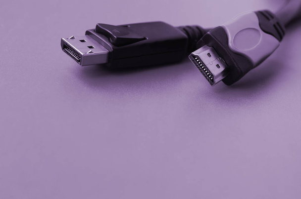 Audio video HDMI computer kabel plug en 20-pin male DisplayPort vergulde connector voor een vlekkeloze verbinding op een paarse achtergrond - Foto, afbeelding