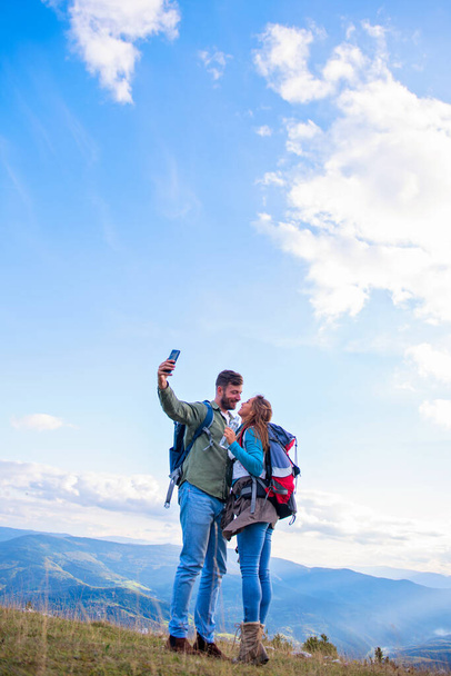 Happy Couple On A Hike Taking A Selfie - Foto, immagini