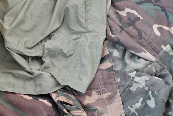 Tarnhintergrund als Hintergrund für Armee- und Militärdesign-Projekte. Rückseite der Soldaten-Tarnjacke mit vielen Falten auf zerknittertem Stoff - Foto, Bild