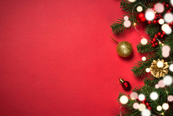Kerst platte lay achtergrond met dennenboom en decoraties. - Foto, afbeelding