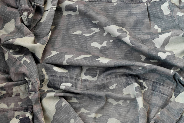 Camouflage achtergrond textuur als achtergrond voor russische of ussr snipers ontwerpen projecten. Achterzijde sluipschutters camouflage jas met veel plooien op verfrommelde stof - Foto, afbeelding