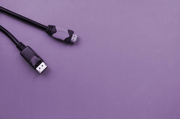 Аудио видео HDMI компьютер кабель вилка и 20-контактный мужской DisplayPort позолоченный разъем для безупречного подключения на фиолетовом фоне - Фото, изображение
