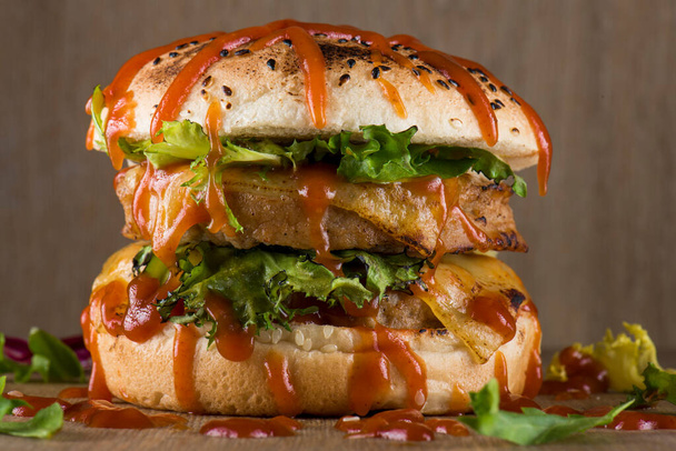 Deliciosa hamburguesa con papas fritas, servida sobre madera. Espacio libre para texto - Foto, imagen