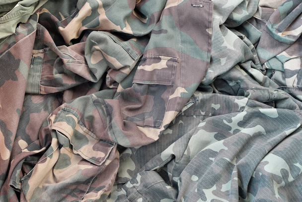 Camouflage texture de fond comme toile de fond pour les projets de conception de snipers russes ou ussr. Face arrière de la veste de camouflage snipers avec de nombreux plis sur tissu froissé - Photo, image