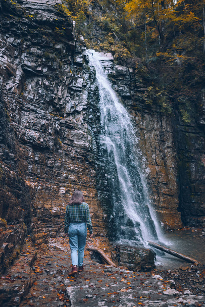 woman in casual clothes looking at waterfall copy space - Foto, immagini