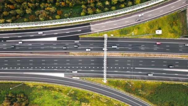 Luftaufnahme einer Infrastruktur-Autobahn, auf der Autos fahren - Filmmaterial, Video