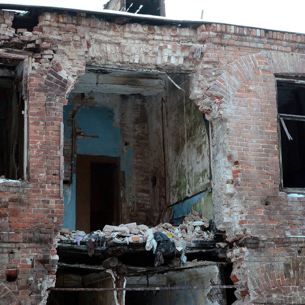 Θραύσμα εγκαταλελειμμένου διώροφου κτιρίου μετά από στρατιωτικές επιχειρήσεις στην περιοχή του Ντόνετσκ - Φωτογραφία, εικόνα