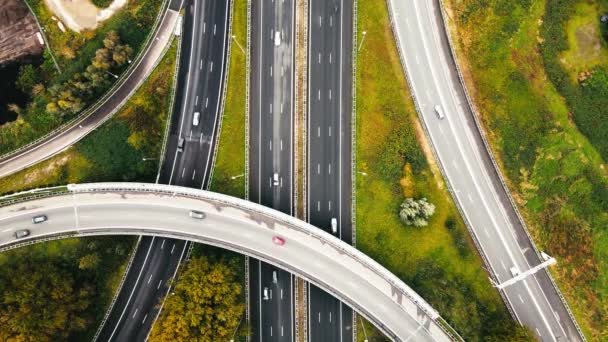 Légi kilátás egy infrastruktúra autópálya, autók megy át rajta vezetés - Felvétel, videó