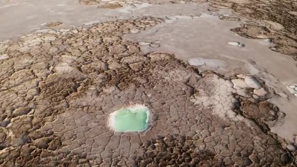 Solný rybník v suché zemi v Qinghai, Čína. - Záběry, video
