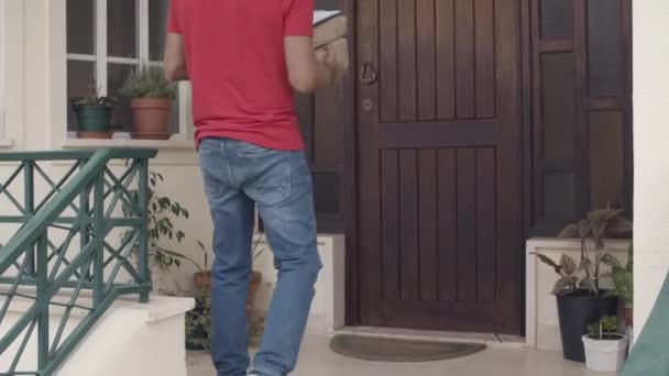 Ταχυμεταφορέας αφήνοντας αγροτεμάχια στην πόρτα των πελατών - Πλάνα, βίντεο