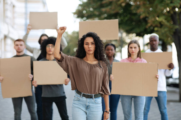 Mujer activa liderando a un grupo de manifestantes en la calle - Foto, Imagen