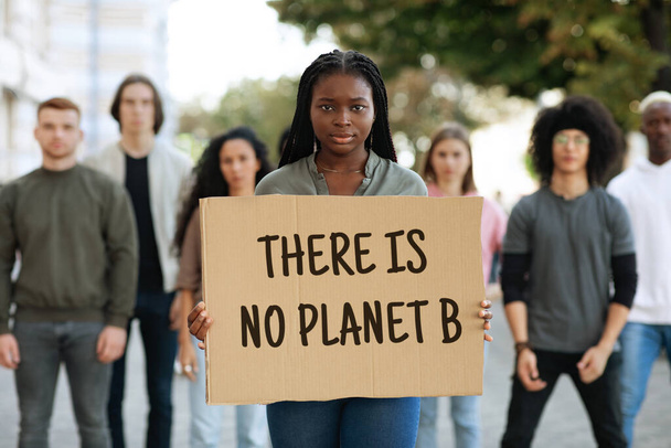 Nie ma tabliczki planety B w rękach afrykańskiej kobiety. - Zdjęcie, obraz