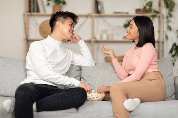 Korean Pari Flirttailu ja puhuminen aikana Stay-At-Home Date sisätiloissa - Valokuva, kuva