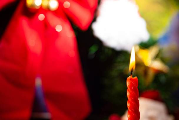 Decoración navideña con vela roja encendida. Enfoque selectivo. - Foto, Imagen