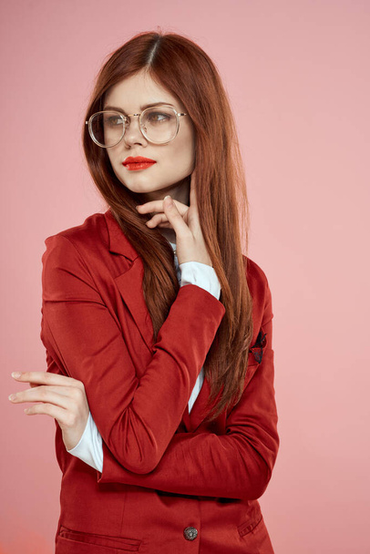 Pretty kobieta czerwony kurtka okulary elegancki styl różowy tło - Zdjęcie, obraz