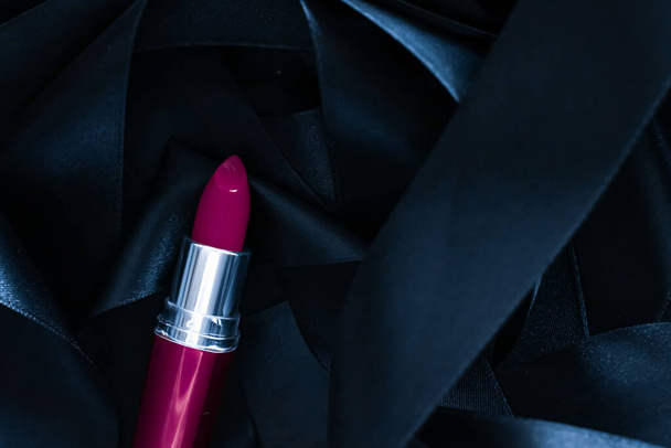 黒絹の背景に紫色の口紅、豪華な化粧品と美しさの化粧品 - 写真・画像