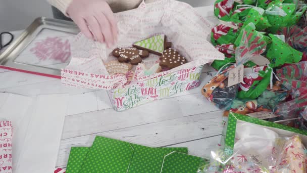 Verpakken zelfgemaakte peperkoek en suiker Kerstkoekjes voor cadeautjes. - Video