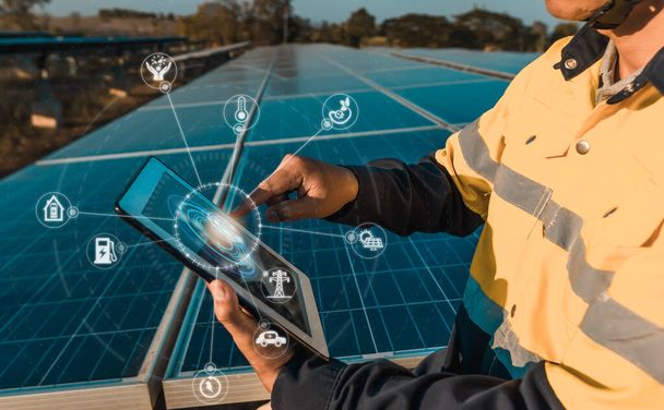 La ferme solaire (panneau solaire) avec des ingénieurs vérifie le fonctionnement du système par ordinateur portable, Énergie alternative pour conserver l'énergie mondiale, Idée de module photovoltaïque pour la production d'énergie propre. - Photo, image