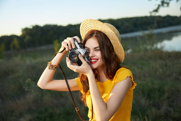 femme photographe chapeau regardant dans la lentille de l'appareil photo sourire passe-temps nature - Photo, image