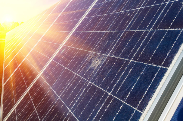 Panel słoneczny, alternatywne źródło energii elektrycznej, koncepcja zrównoważonych zasobów, a to jest nowy system, który może wytwarzać prąd więcej niż oryginalny, To są systemy śledzenia słońca. - Zdjęcie, obraz