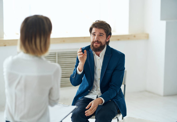 эмоциональный мужчина на ресепшене с консультацией психолога - Фото, изображение