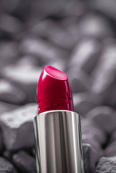 Roter Lippenstift, Luxus-Make-up und Schönheitskosmetik - Foto, Bild