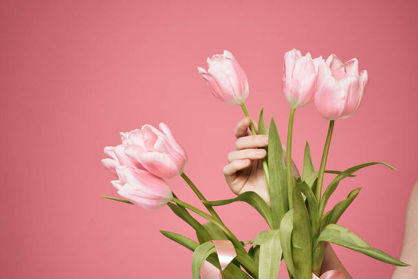Μπουκέτο λουλούδια ως δώρο διακοπές στις 8 Μαρτίου ροζ φόντο - Φωτογραφία, εικόνα