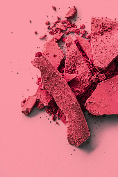 Polvere ombretto rosso come trucco tavolozza primo piano, cosmetici schiacciati e texture di bellezza - Foto, immagini