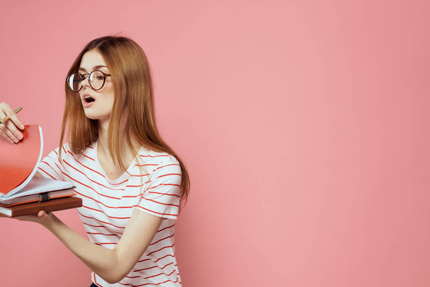Молода студентка-жінка з книгами на рожевих окулярах на обличчі навчальний інститут обрізаний вид
 - Фото, зображення