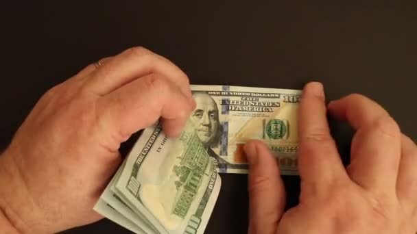 Mãos contando dólares em uma superfície preta - Filmagem, Vídeo