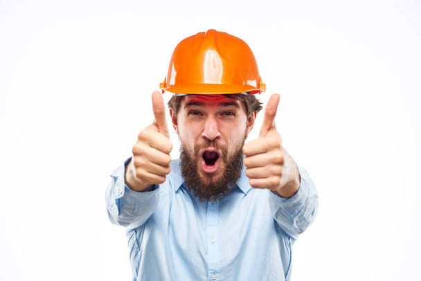 Μηχανικός σε πορτοκαλί χρωματισμό ασφάλεια επαγγελματίες κατασκευή συναισθήματα χειρονομίες - Φωτογραφία, εικόνα