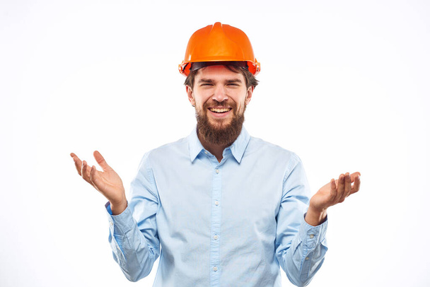 Hombre en uniforme de trabajo naranja sombrero duro estilo de vida oficial - Foto, imagen