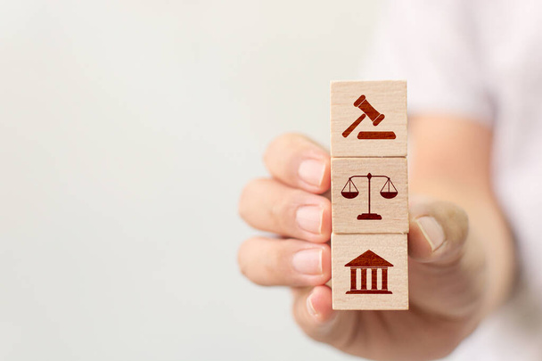 Dřevěný blok kostka tvar s ikonou zákon právní spravedlnosti - Fotografie, Obrázek