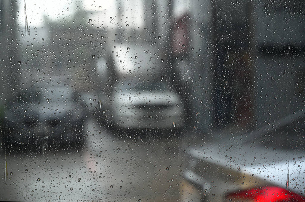 Дощі спускаються на вітрове скло автомобіля зсередини. Дорожнє варення під час сильної дощової бурі
 - Фото, зображення