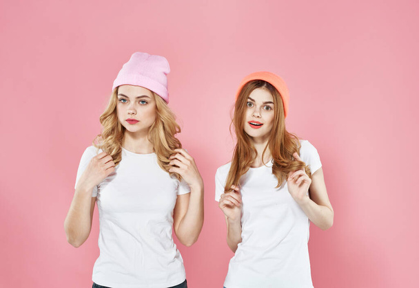 kaksi naista glamouria viestintä glamouria vaaleanpunainen tausta - Valokuva, kuva