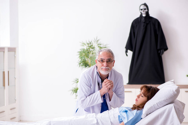 Diablo, viejo doctor y paciente femenino en la clínica - Foto, Imagen